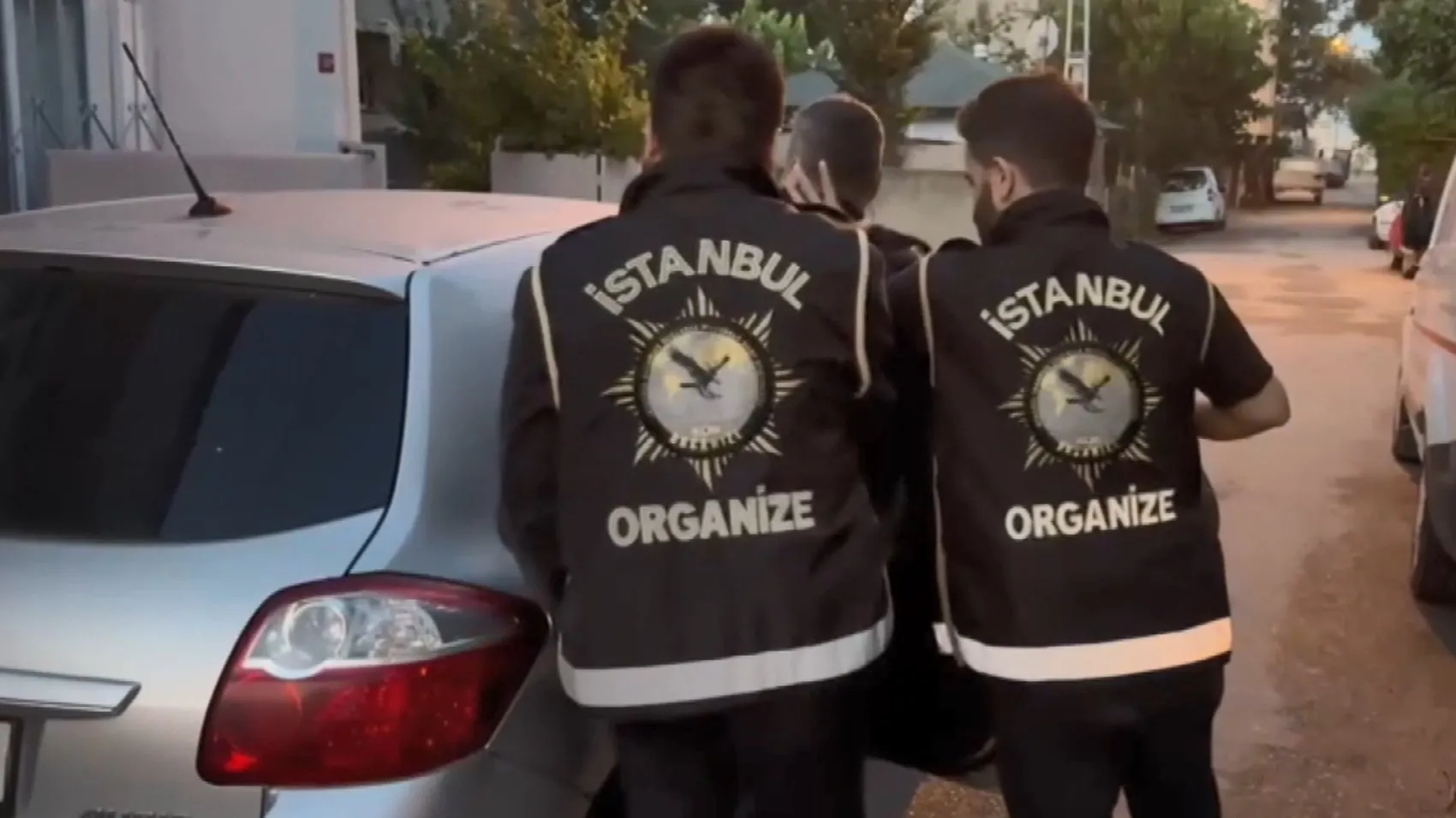 İstanbul Anadolu Yakası'ndaki suç şebekesine şafak operasyonu