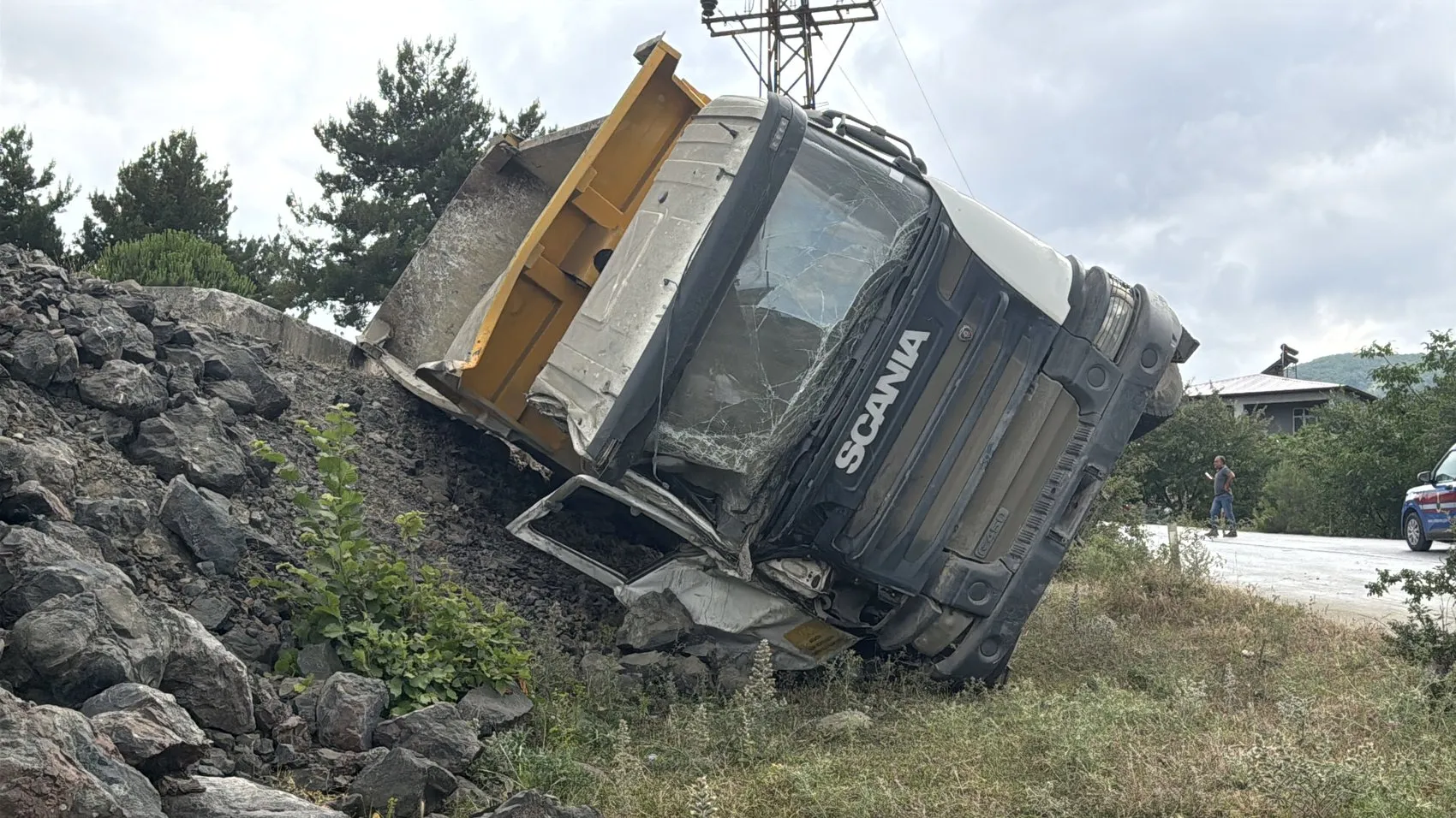 Samsun'da hafriyat kamyonu yokuş aşağı devrildi 1 ölü