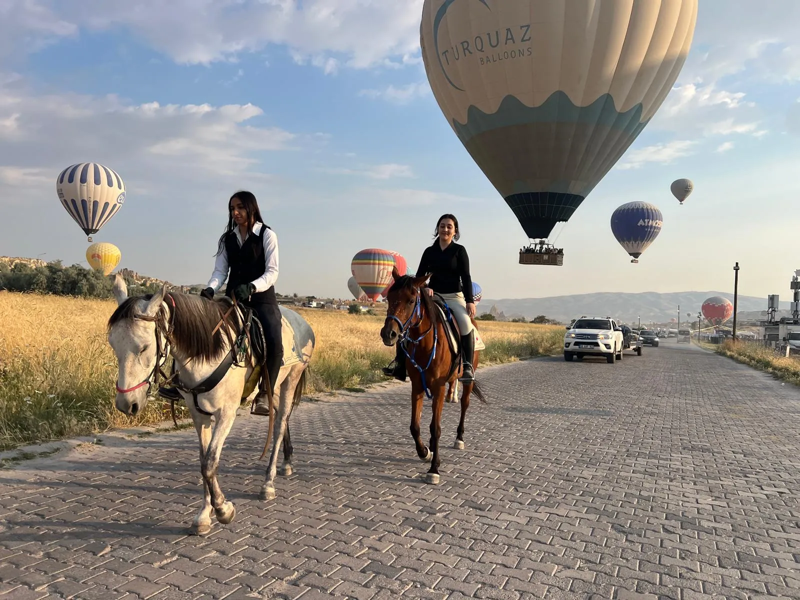 Kapadokya semalarında balonlar atlı gezintiye eşlik etti