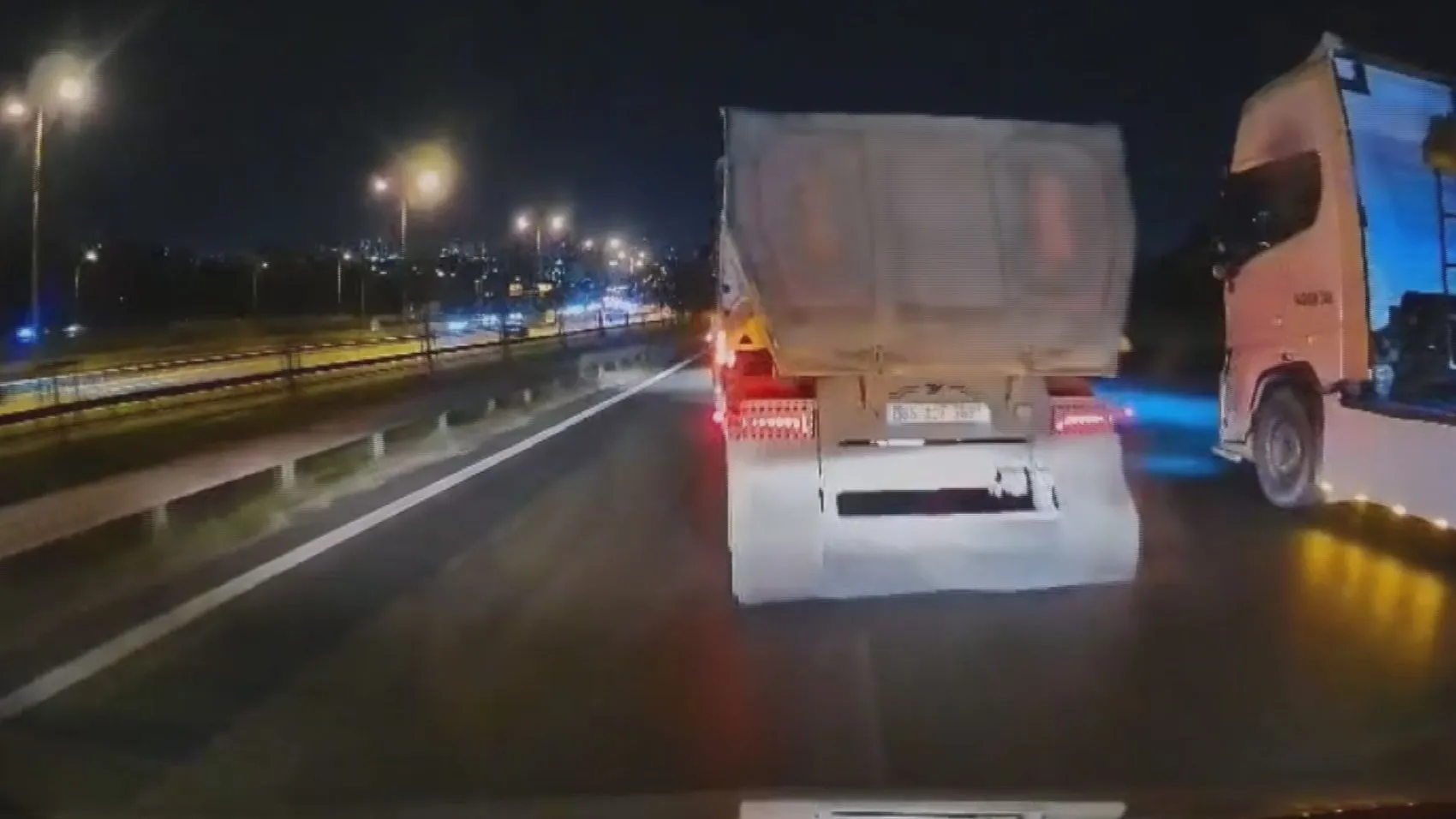 Esenyurt’ta dehşet anları Hafriyat kamyonları servis aracını makasa aldı