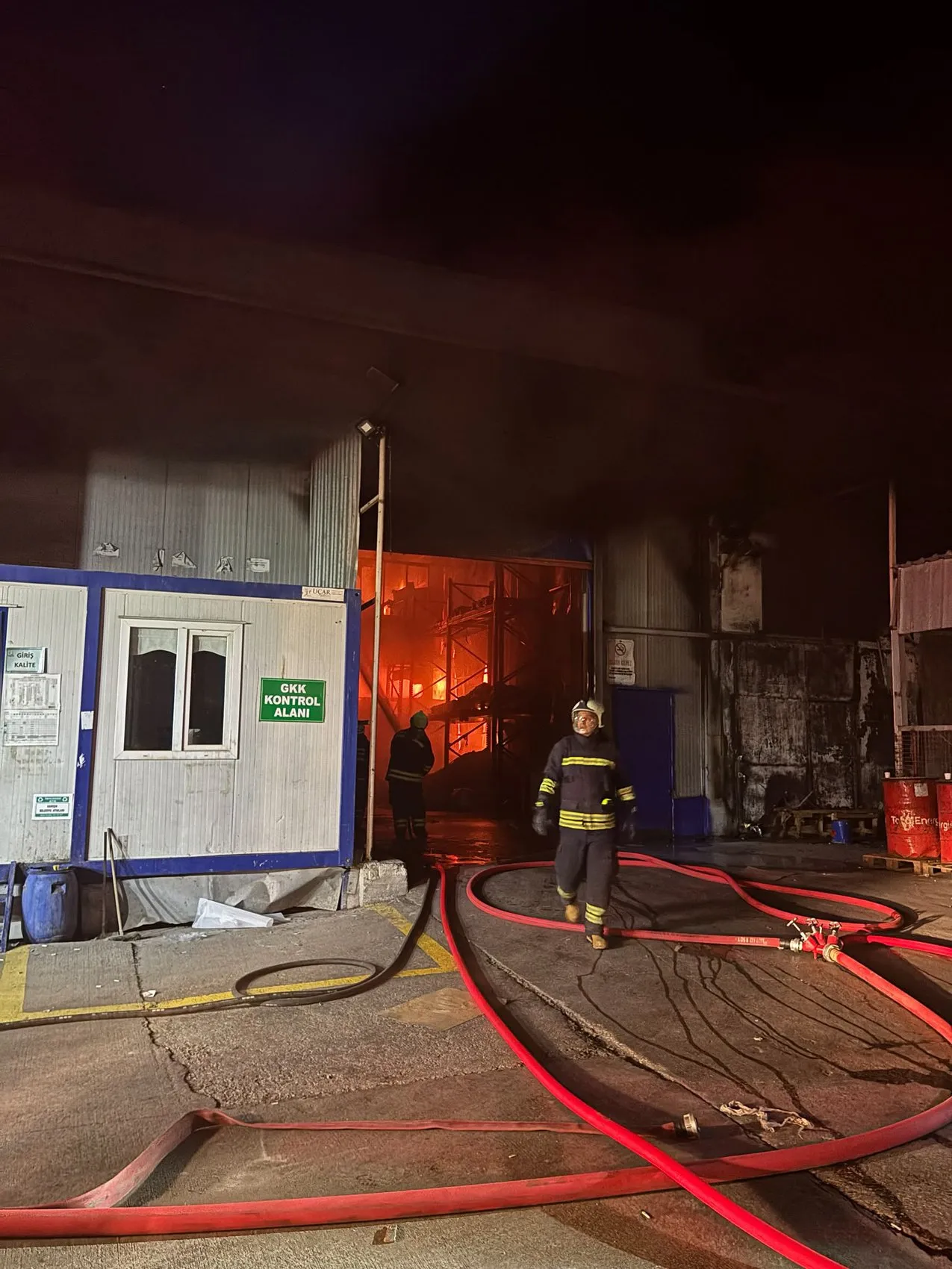 Eskişehir Organize Sanayi Bölgesi'nde gece vakti fabrika yangını
