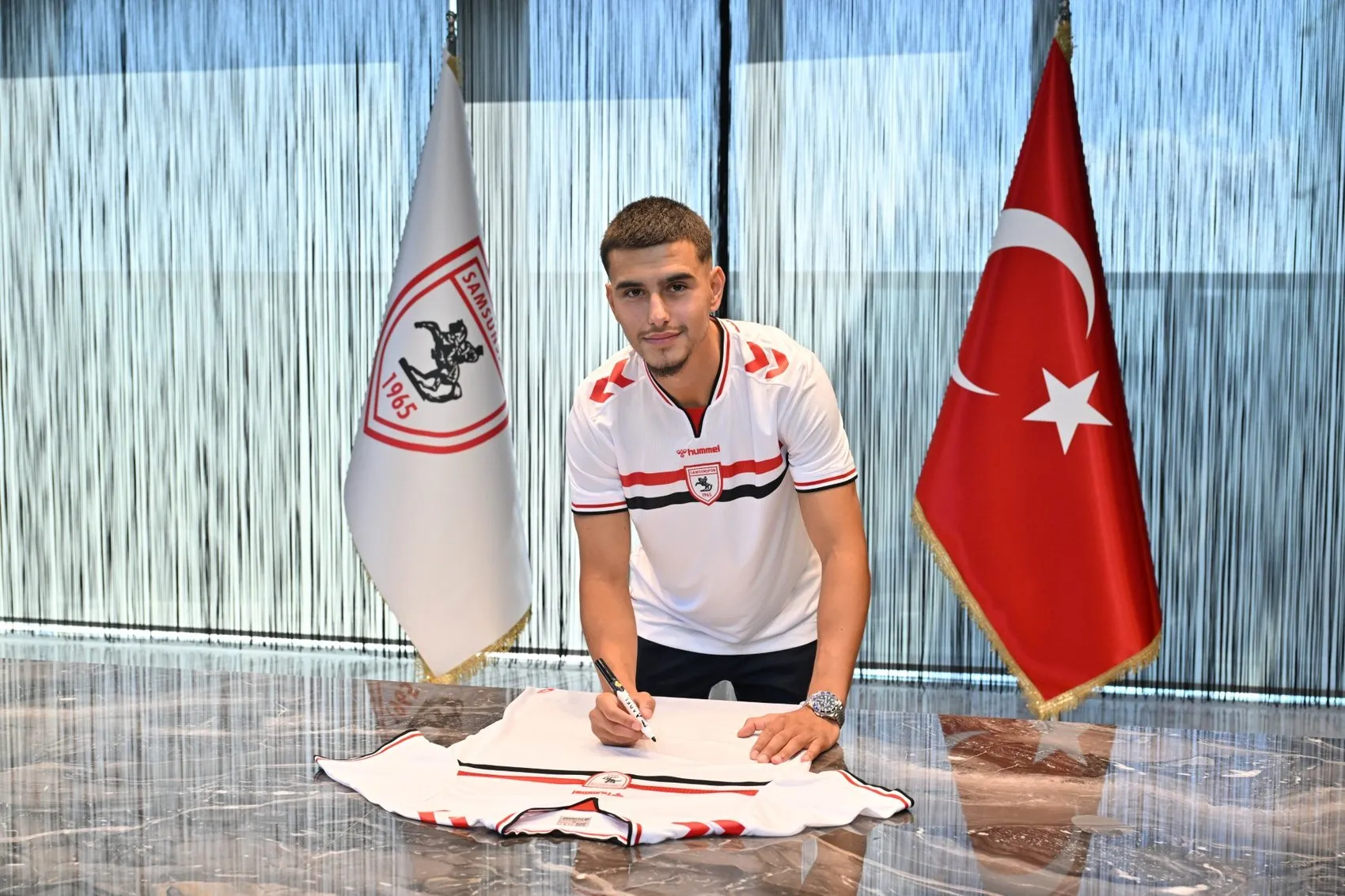 Samsunspor orta saha rotasyonuna genç bir isim ekledi