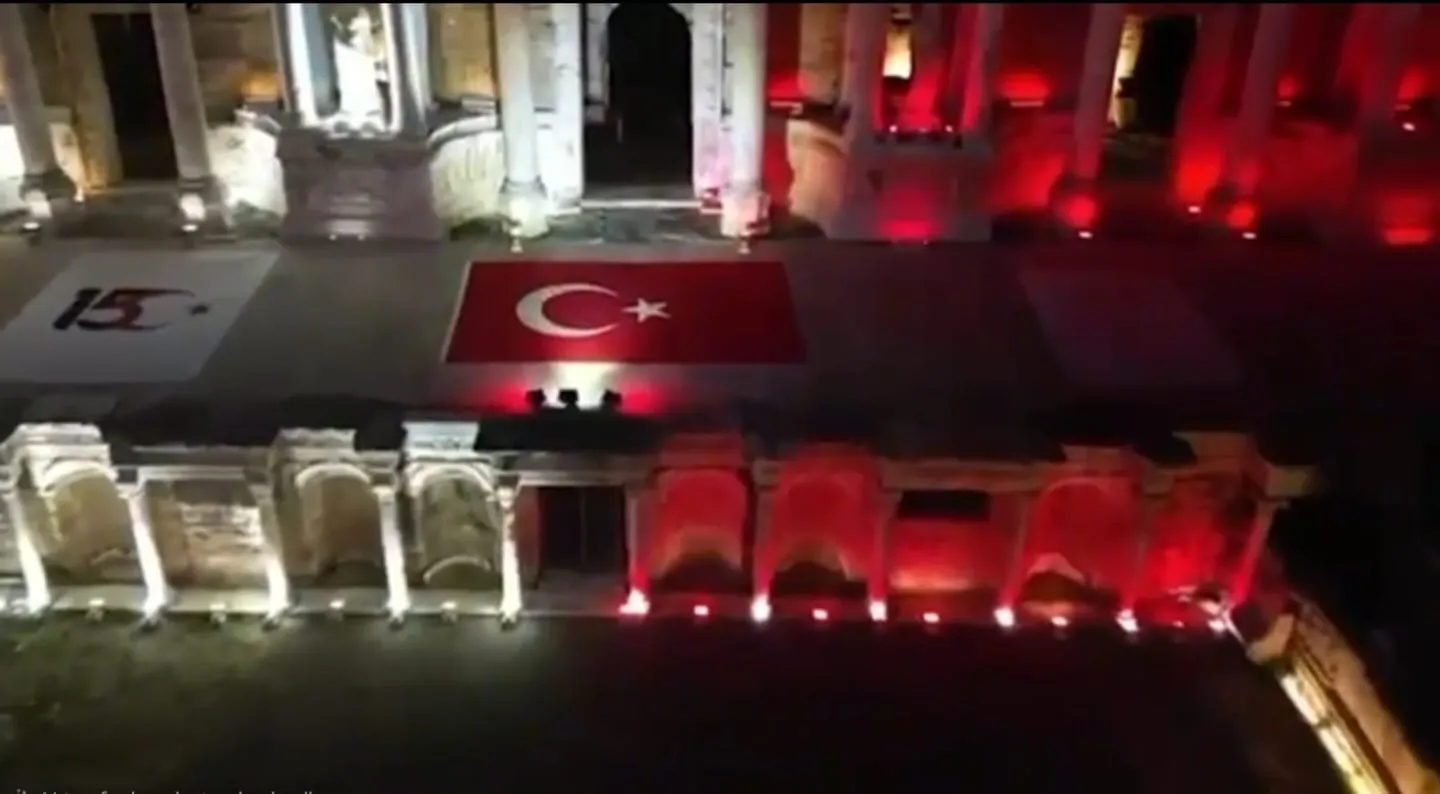 Pamukkale 15 Temmuz için kırmızı beyaza büründü