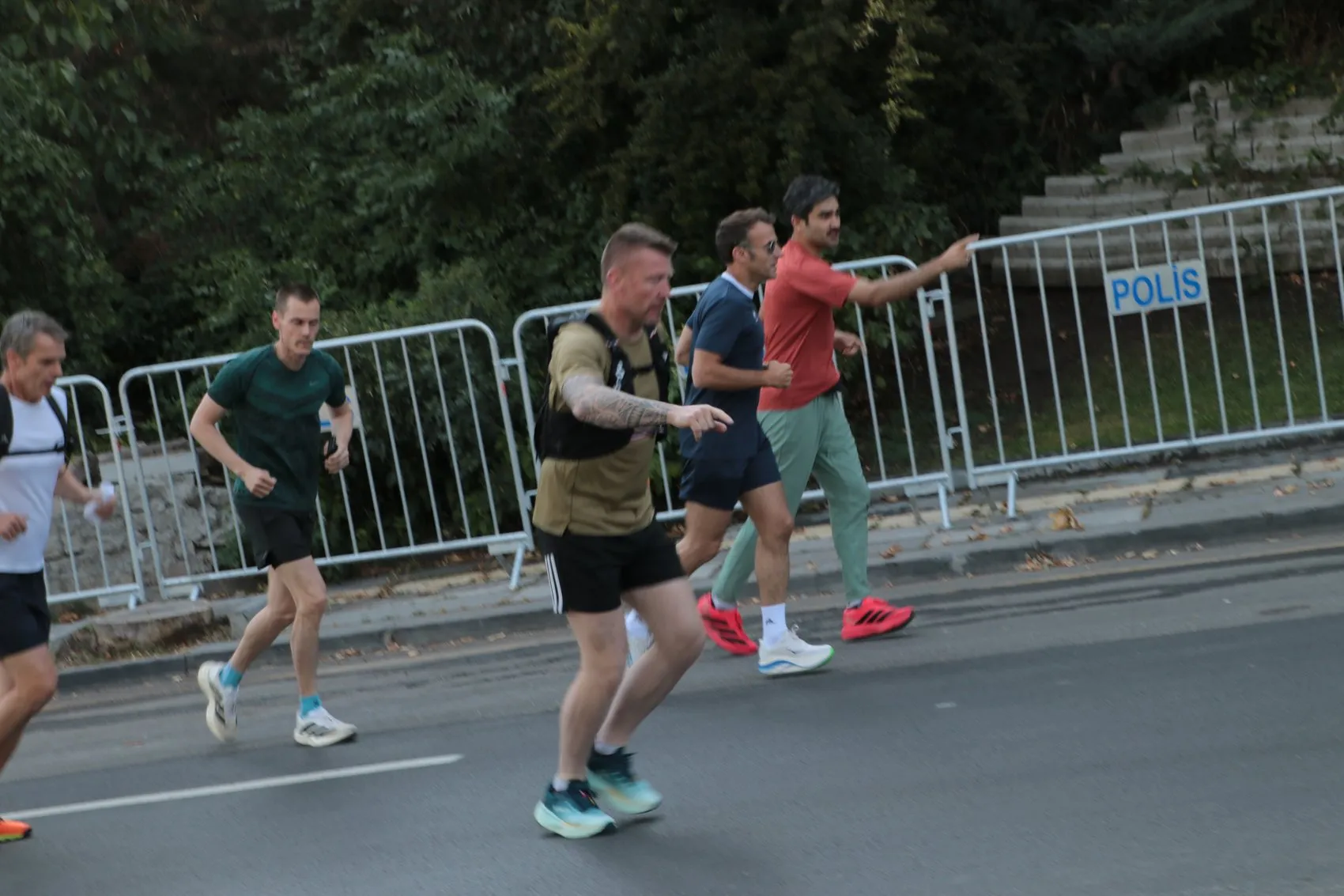 Macron Ankara sabahında parkta koşuya çıktı