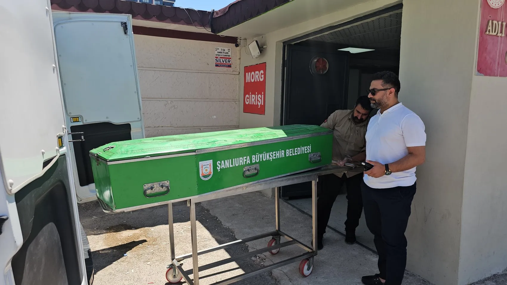 Şanlıurfa'da boş arazide battaniyeye sarılmış yabancı uyruklu bir ceset bulundu
