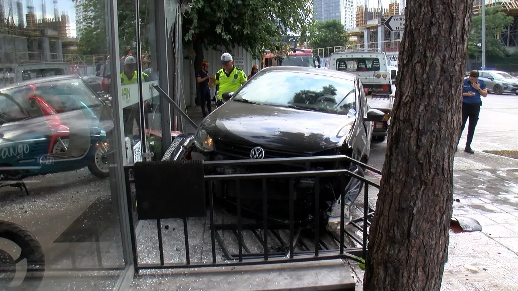 Kadıköy'de sabah trafiğinde dükkana dalan otomobil ortalığı birbirine kattı