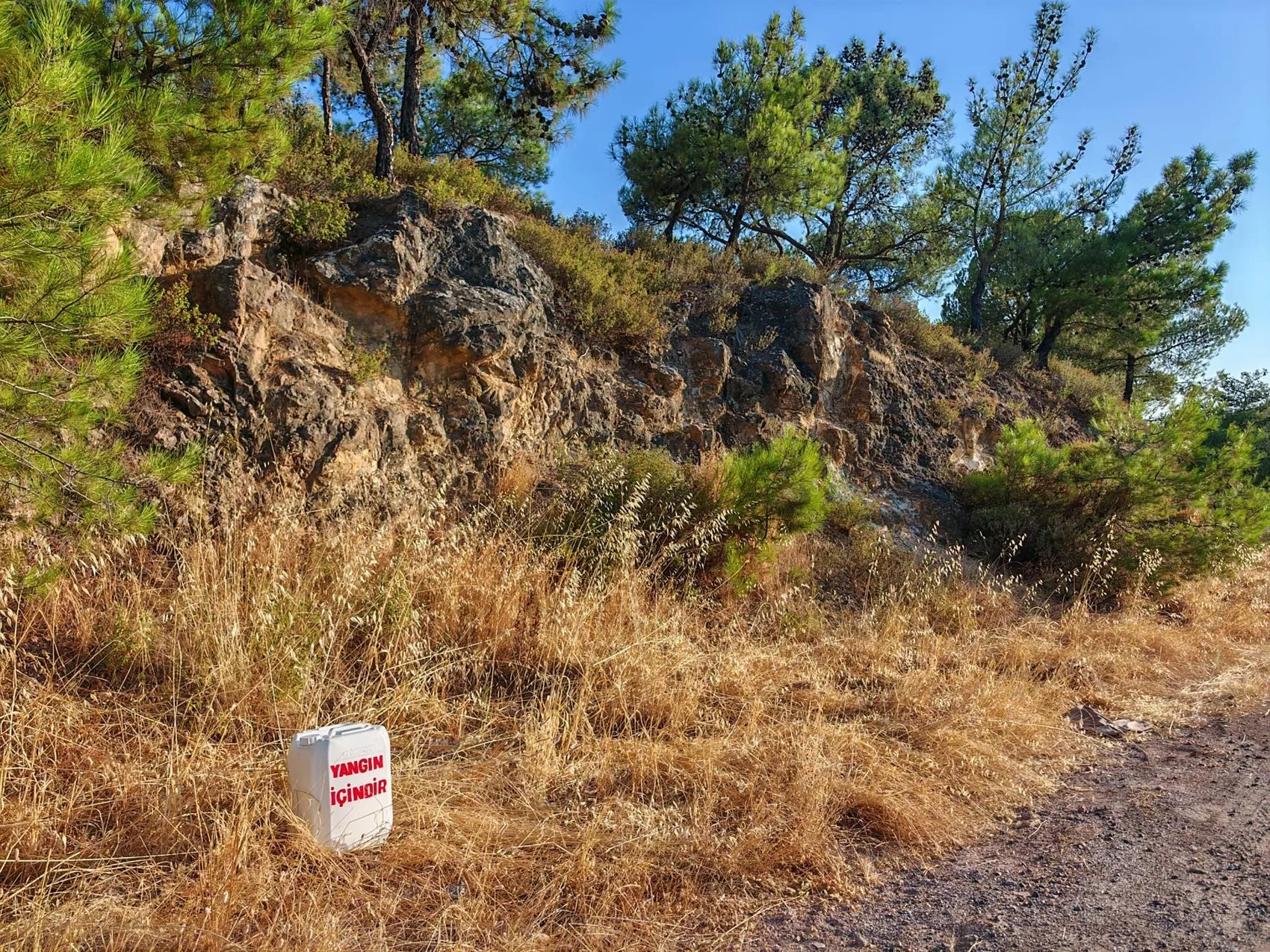 Ayvalık ormanlarında yangına karşı bidonlu savunma hattı