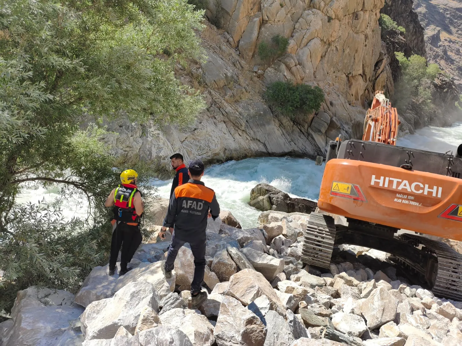 Habur Çayı'nda kaybolan genci arama çalışmaları ikinci gününde devam ediyor
