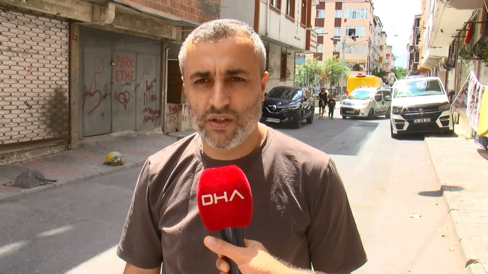 Esenler'de fırtına dehşeti Çocuklar uçan çatının altında kalmaktan kurtuldu