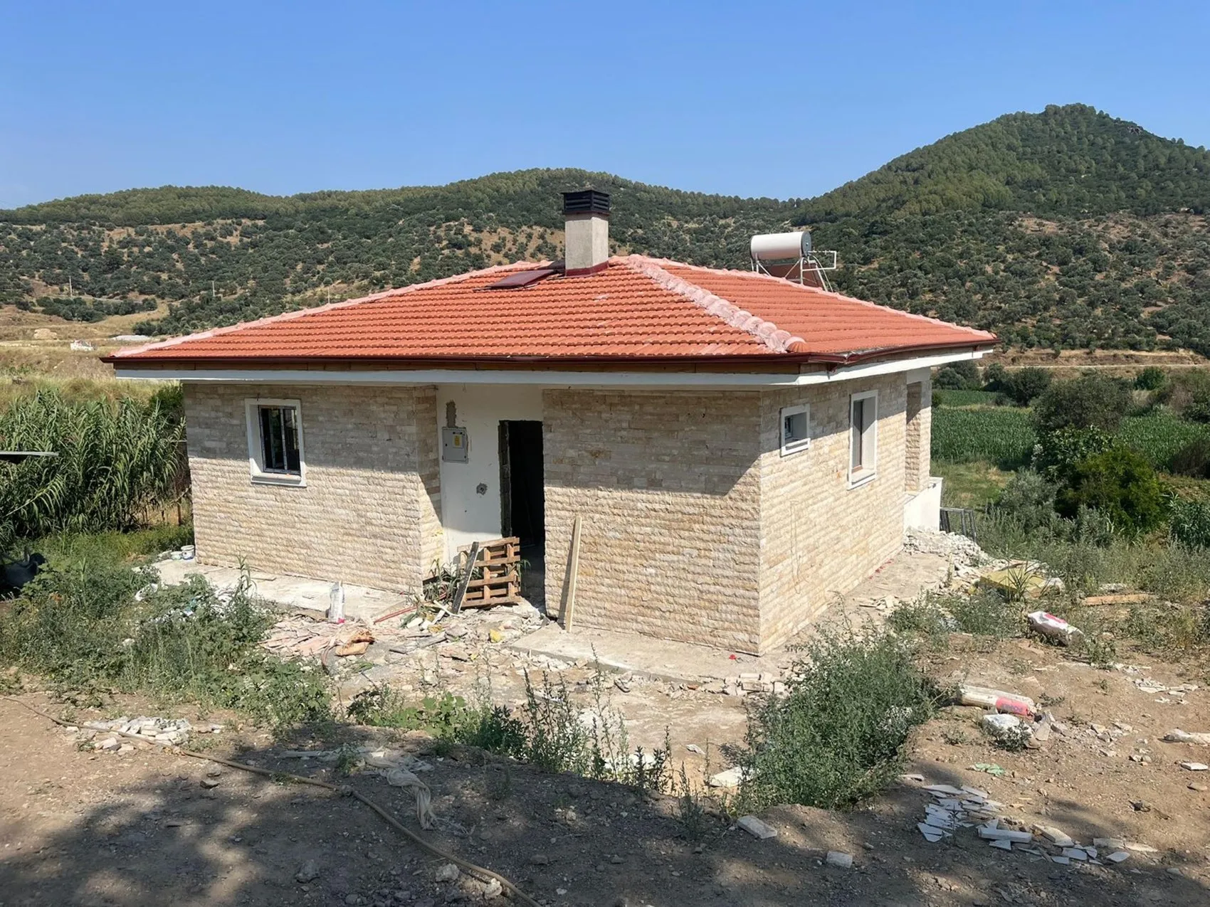 Ödemiş yangınında evini kaybedenler yeni yuvalarına kavuşuyor
