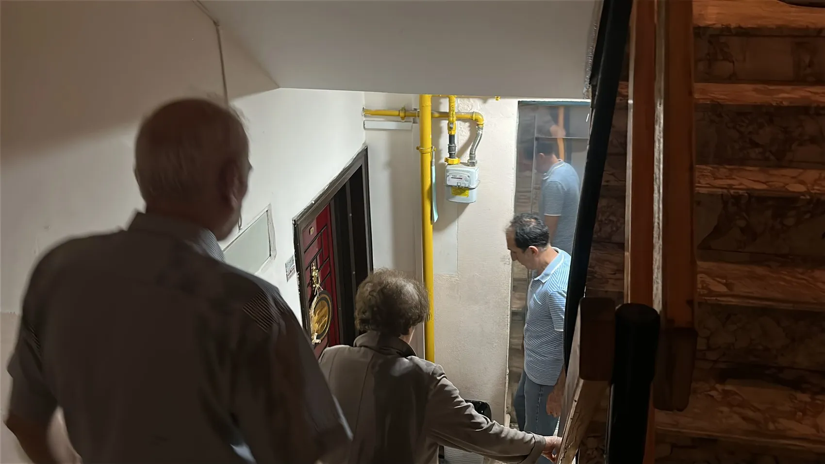 Kütahya'da 9 katlı binaya yıldırım düştü