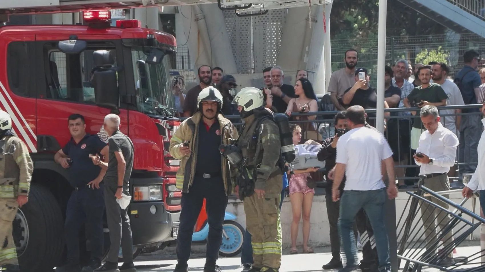 Esenyurt’ta yüksek katlı rezidansta korkutan yangın