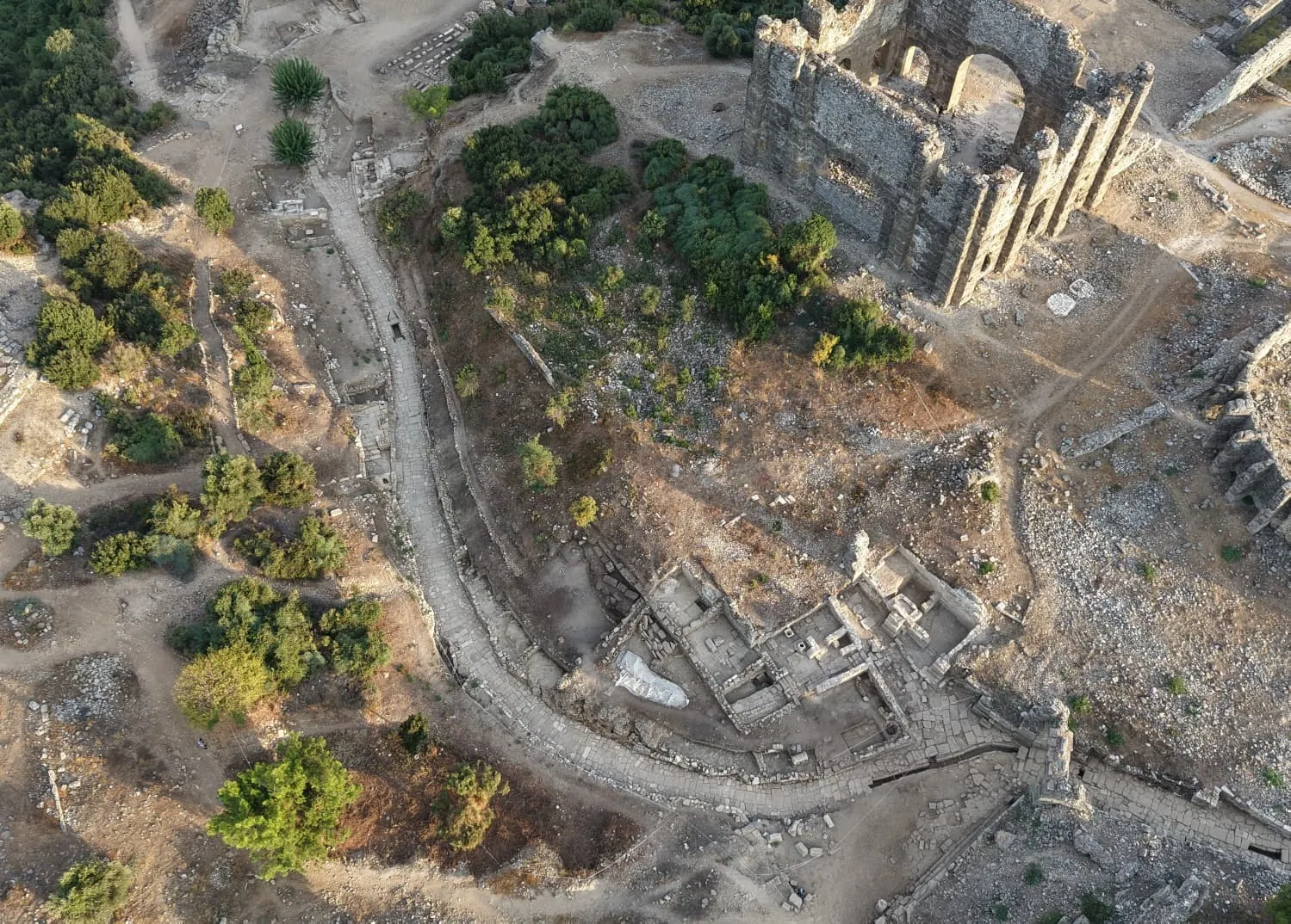 Aspendos'ta iki bin yıllık ticaret yolu ve dükkanlar bulundu