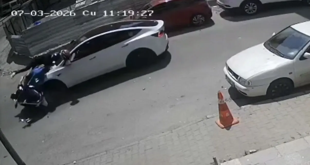 Kartal’da motosiklet ve otomobil kafa kafaya çarpıştı