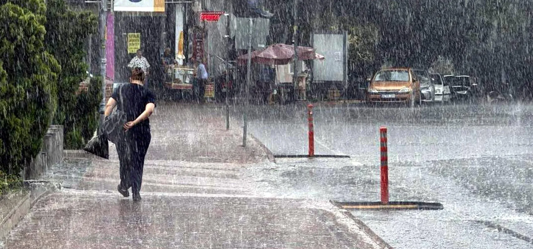 Tekirdağ'da aniden bastıran sağanak hayatı durma noktasına getirdi