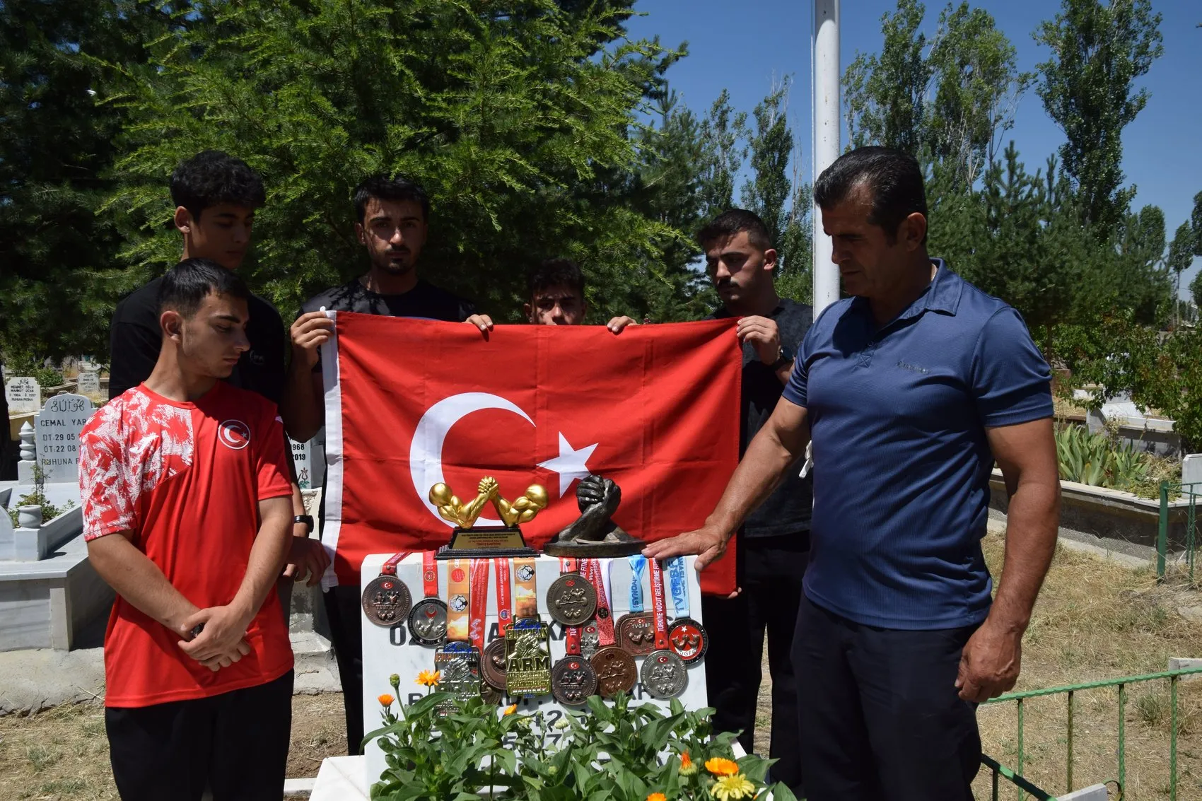 Şampiyonlardan şehit polisin mezarına madalyalı vefa ziyareti