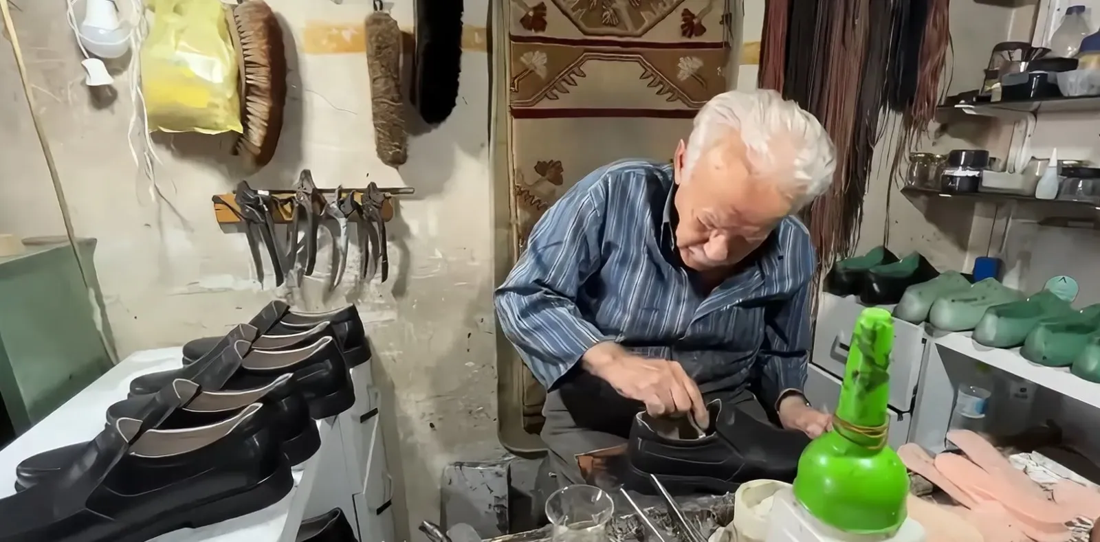 63 yıllık kundura ustası Bolu'da zamana direniyor