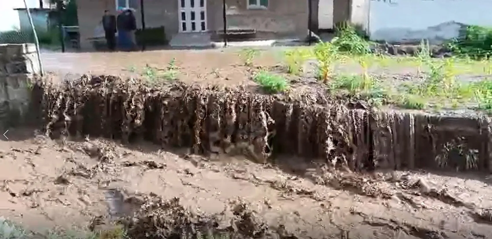 Erzurum Oltu'da dere taştı evleri su bastı
