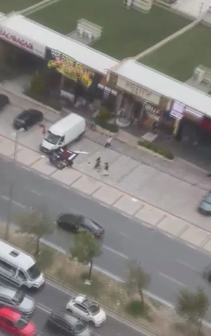 Avcılar’da fırtınaya yakalanan yayanın üzerine tabela düştü
