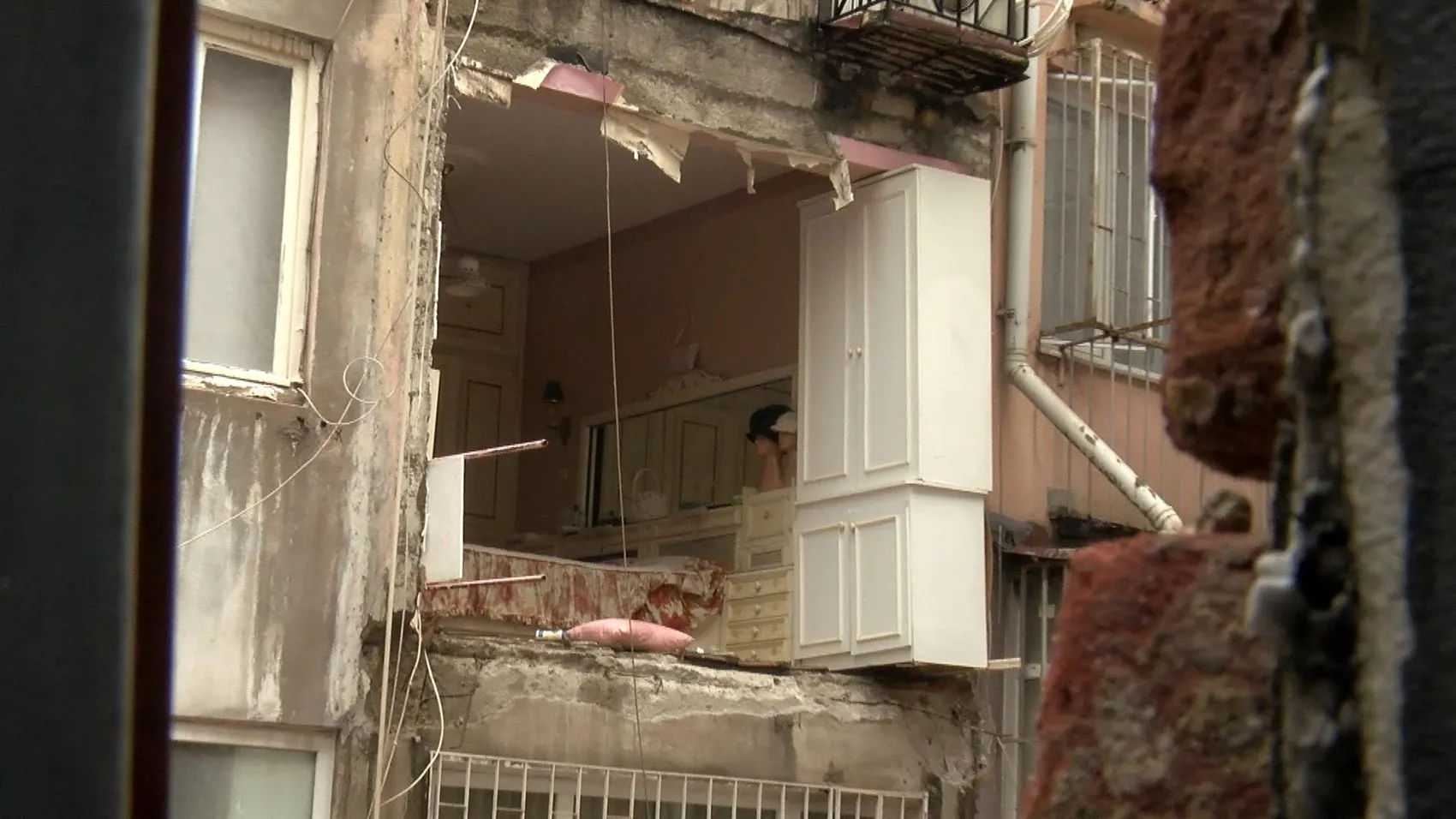 Şişli'de binanın duvarı çöktü mahalleli deprem oluyor sandı