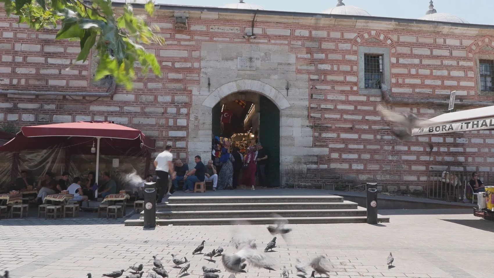Mısır Çarşısı'nda korkutan yangın