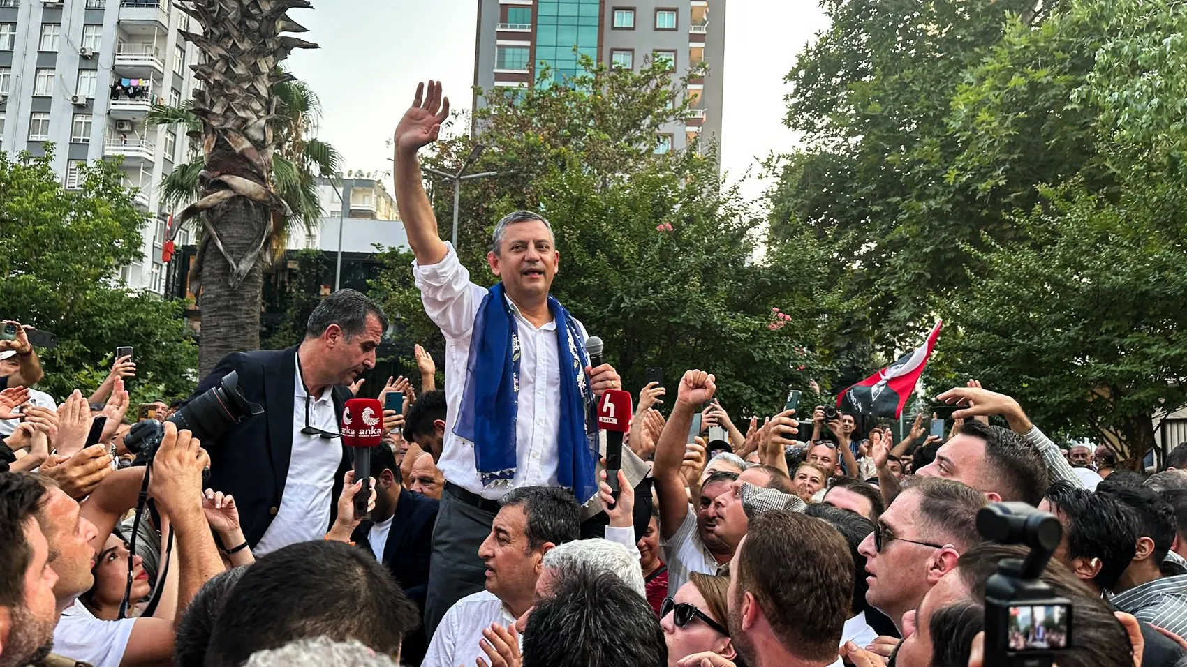 Özel'den operasyon tepkisi İktidar yürüyüşümüzü durduramayacaklar