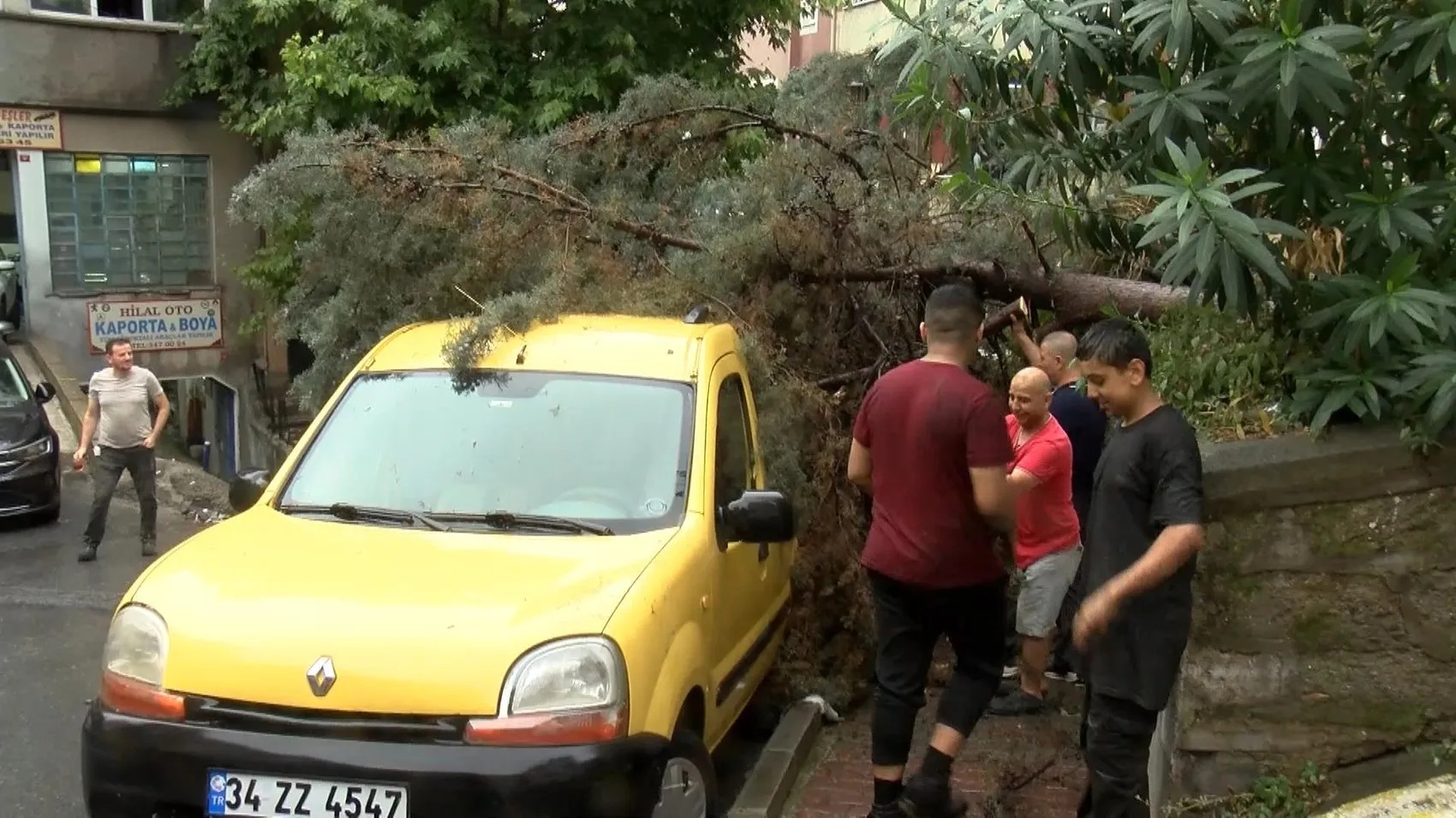 Şişli'de sağanak yağış iki aracı hurdaya çevirdi