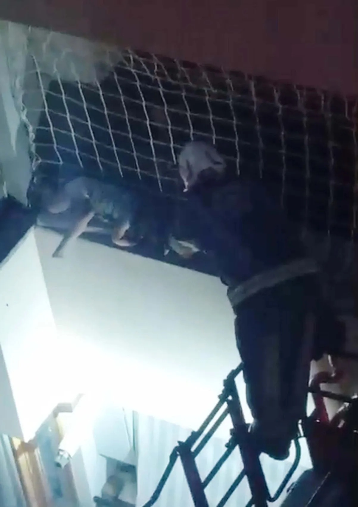 Denizli’de balkonda asılı kalan çocuk ölümden döndü