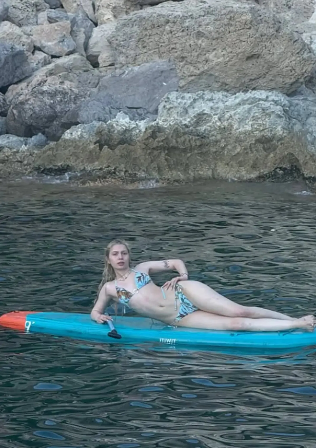 Aleyna Tilki tatil çıktı; sere serpe uzanıp poz verdi 3