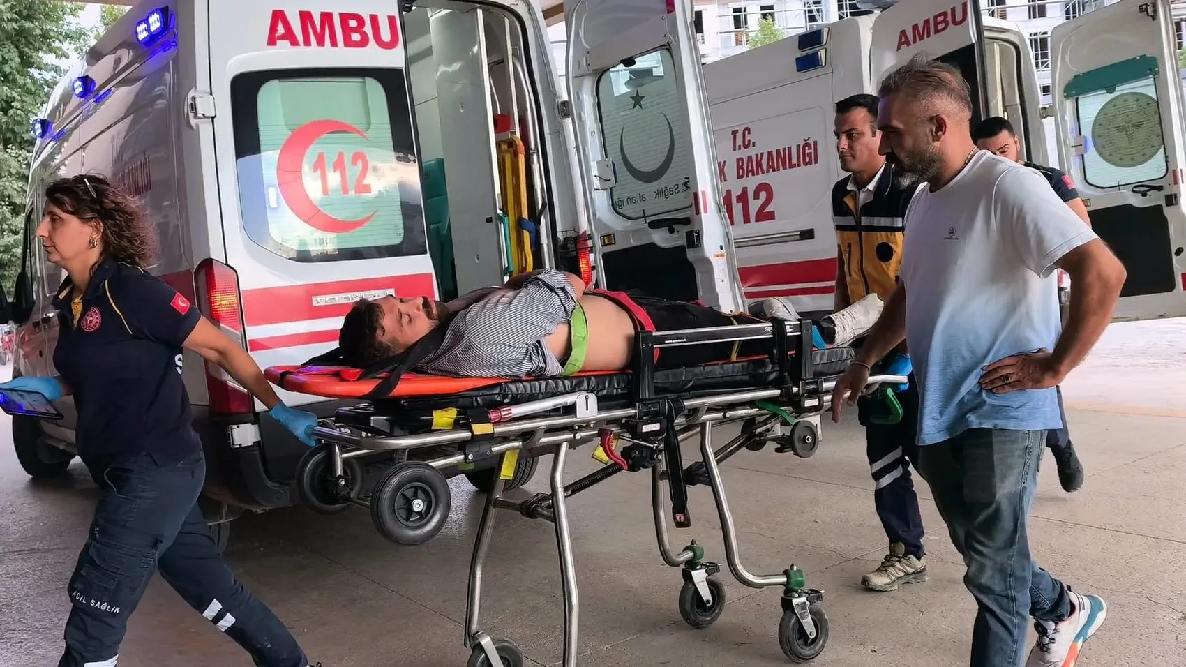 İnegöl'de inşaat kazası Çatıdaki kiremitler işçilerin üzerine devrildi