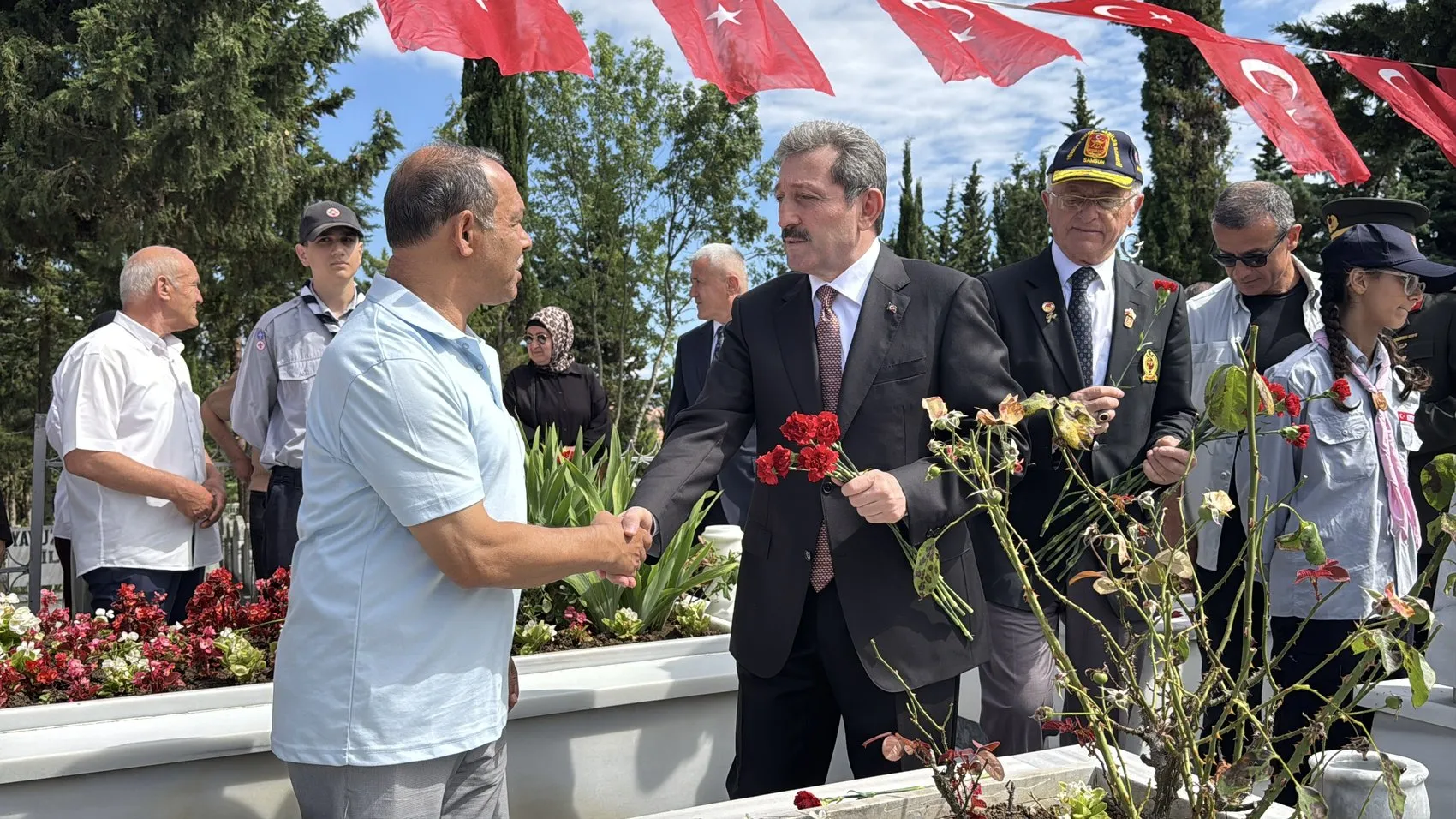 8 yaşındaki Elif hiç tanımadığı şehit dayısını ziyaret etti