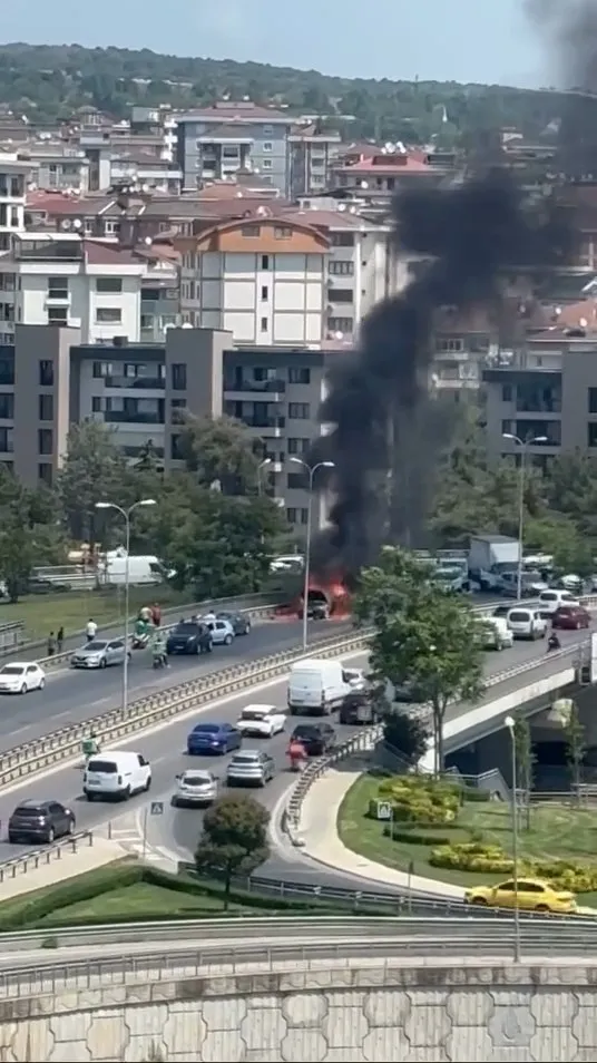 Kartal’da seyir halindeki araç bir anda alev topuna döndü