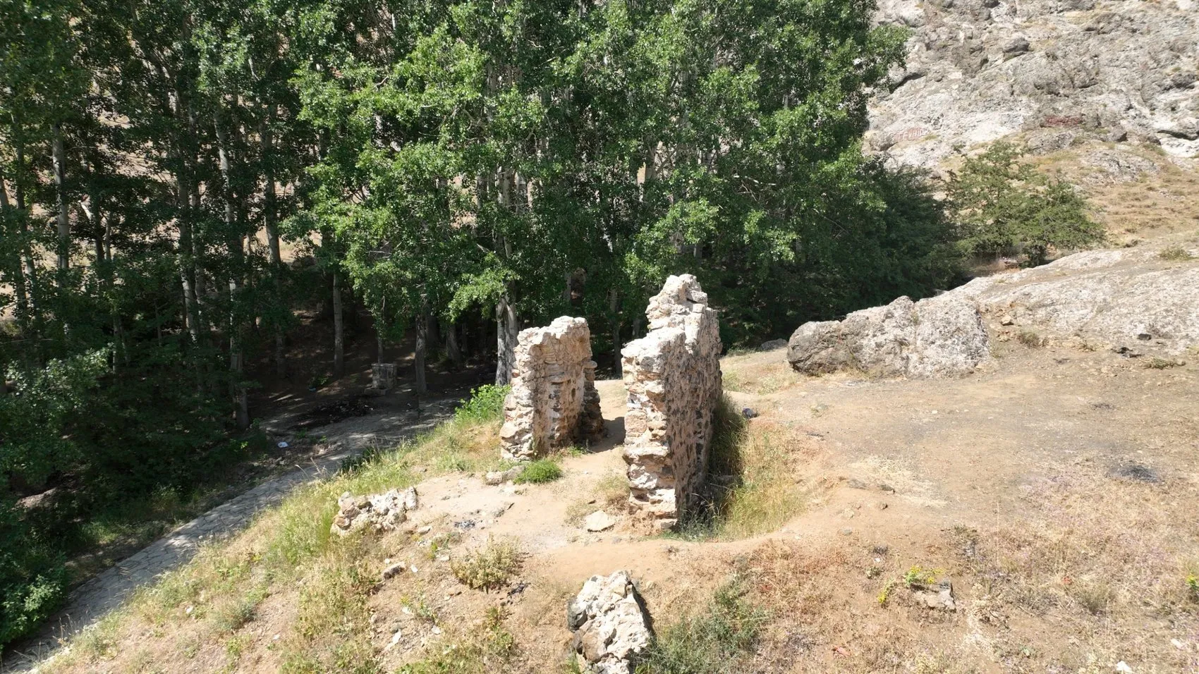 Van’da definecilerin talan ettiği tarihi miras için harekete geçildi