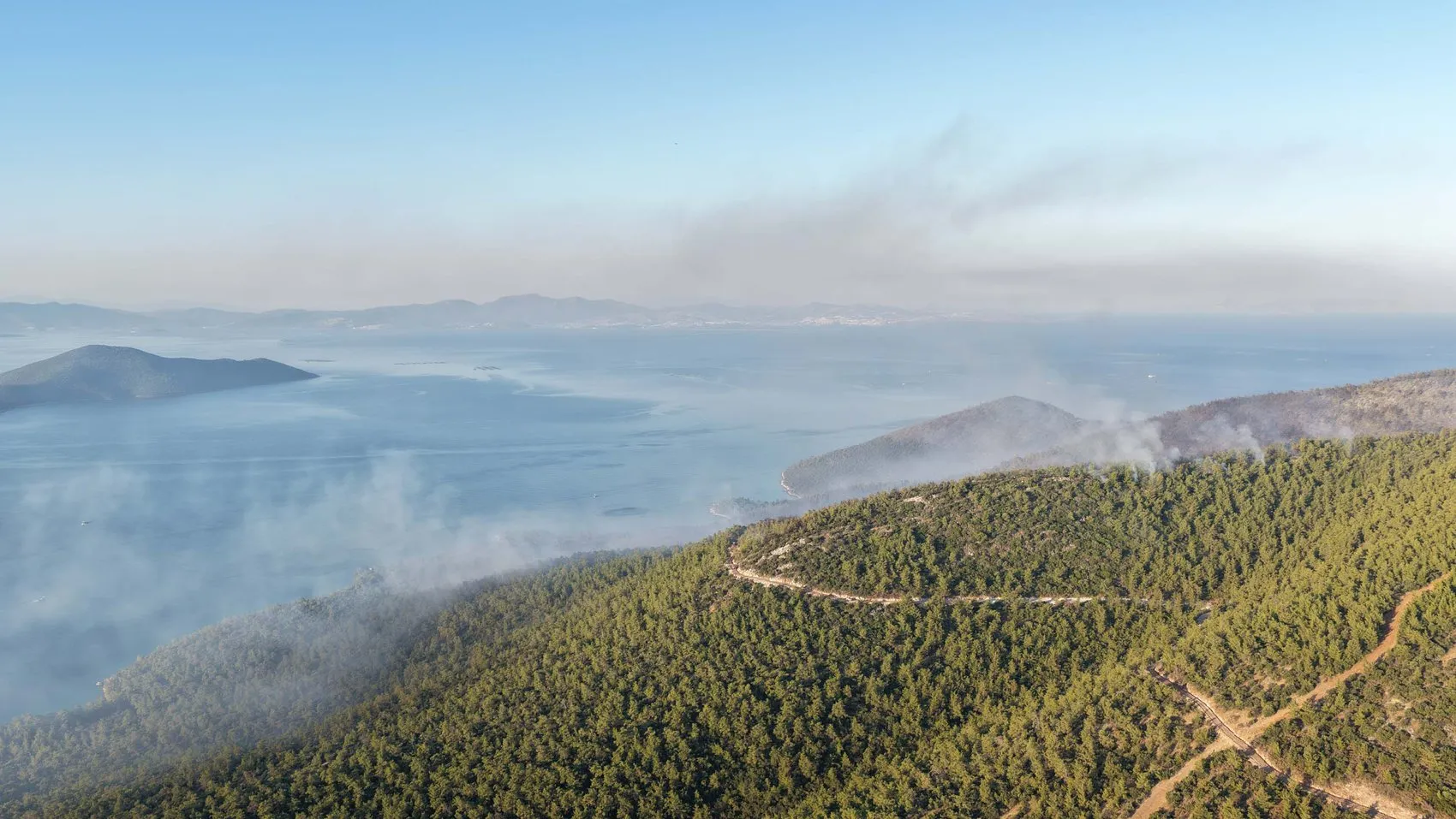 Milas yangını ikinci gününde binlerce kişiyi evinden etti