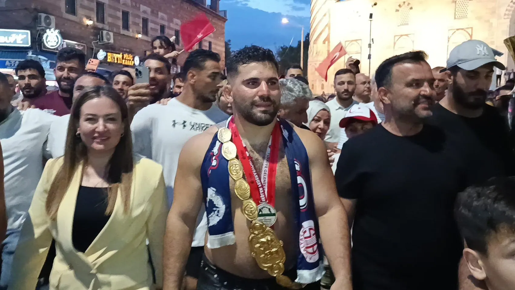 Erkan Taş altın kemerle hamam yolunda