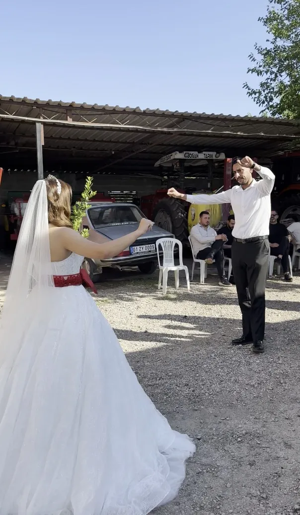 Osmaniyeli çiftçi düğününde lüks araç yerine traktörünü süsledi