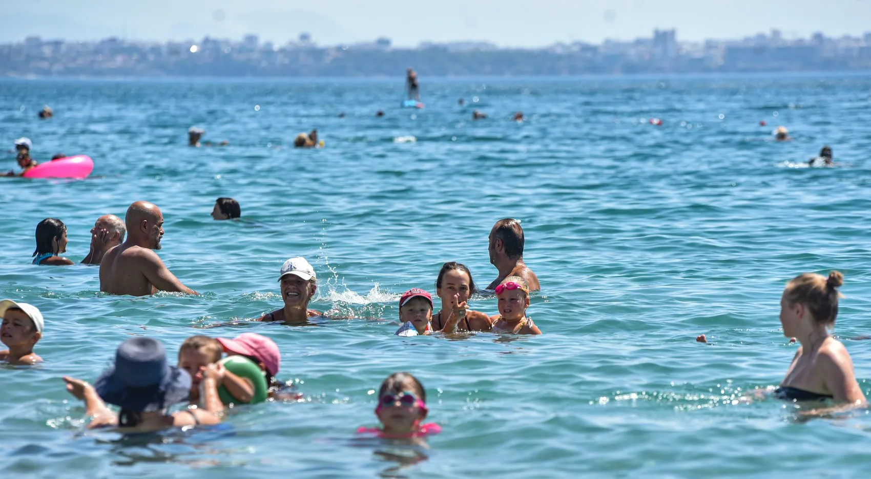 Antalya kavurucu sıcaklarla boğuşuyor