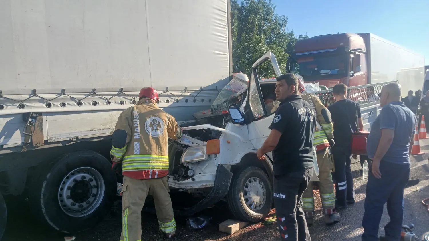 Manisa’da TIR’a çarpan kamyonet hurdaya döndü