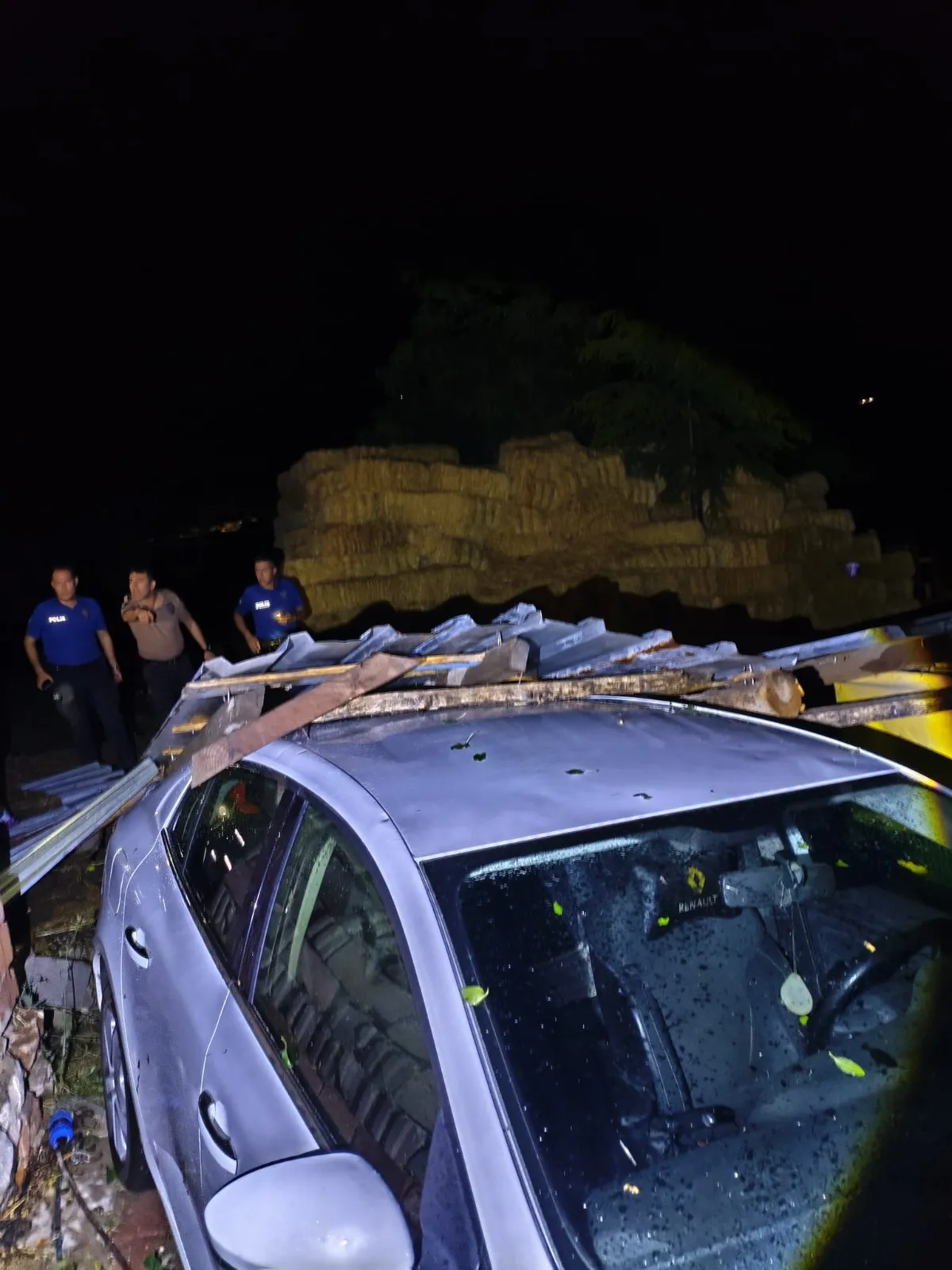 Kırıkkale Keskin’de şiddetli fırtına iki caminin minaresini yıktı