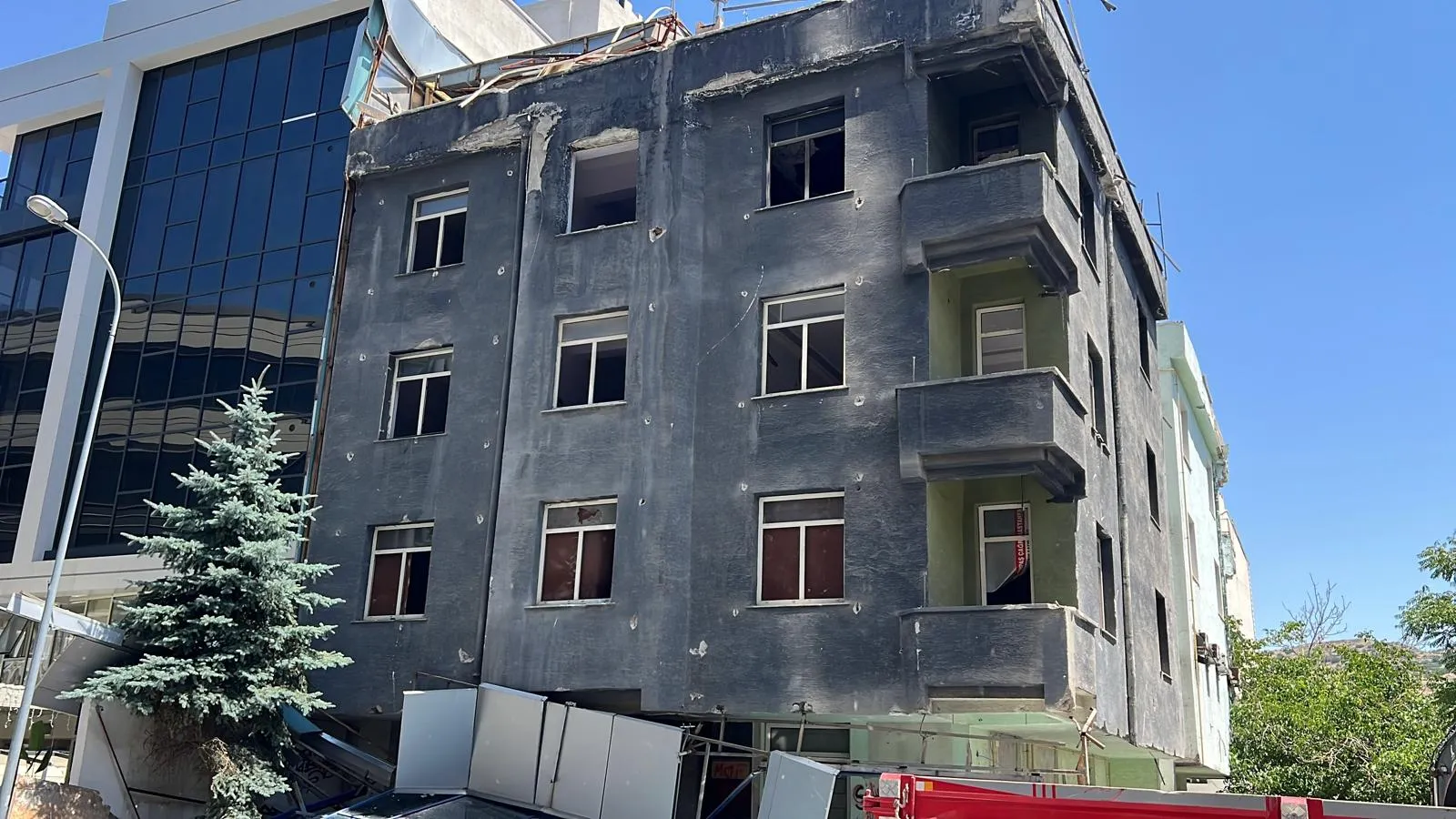 Nevşehir’de eski hastanede kaza Dış cephe park halindeki araçların üzerine çöktü