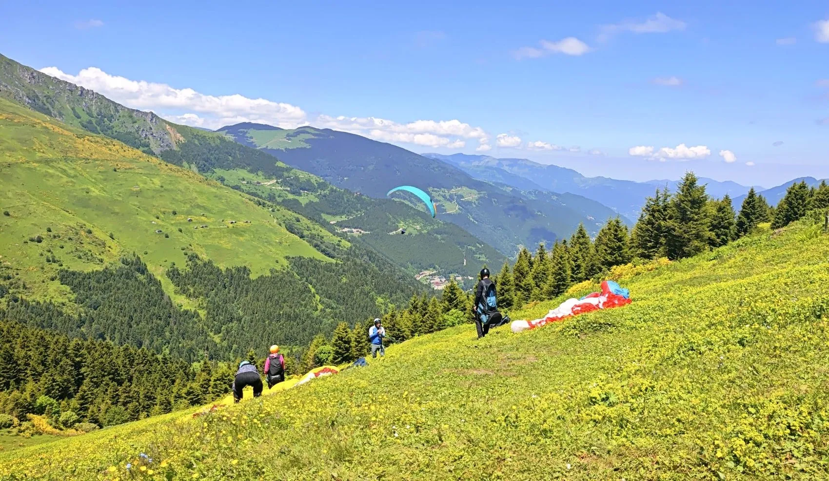 Uzungöl’de yamaç paraşütü sezonu heyecanı başladı
