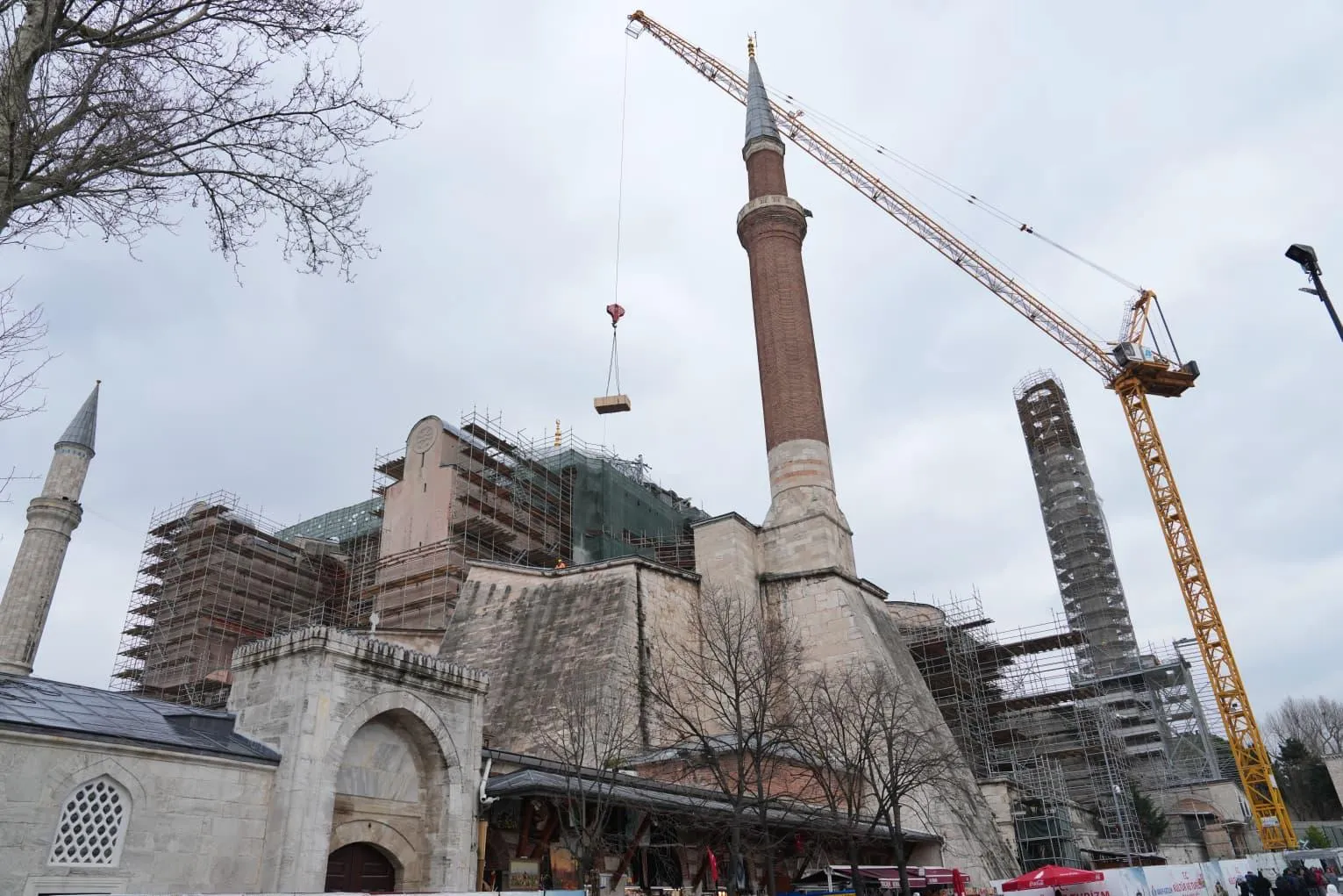 Ayasofya’nın kubbesi restorasyon için dev bir koruma kalkanına alınıyor