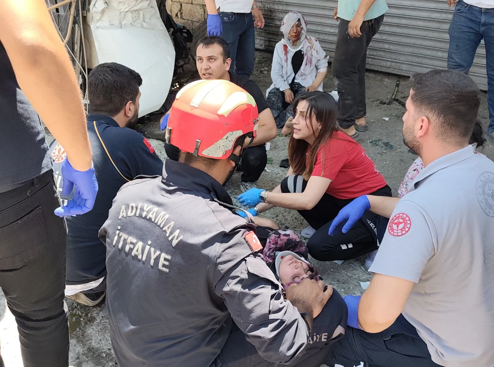 Adıyaman yolunda ticari araç direğe çarptı