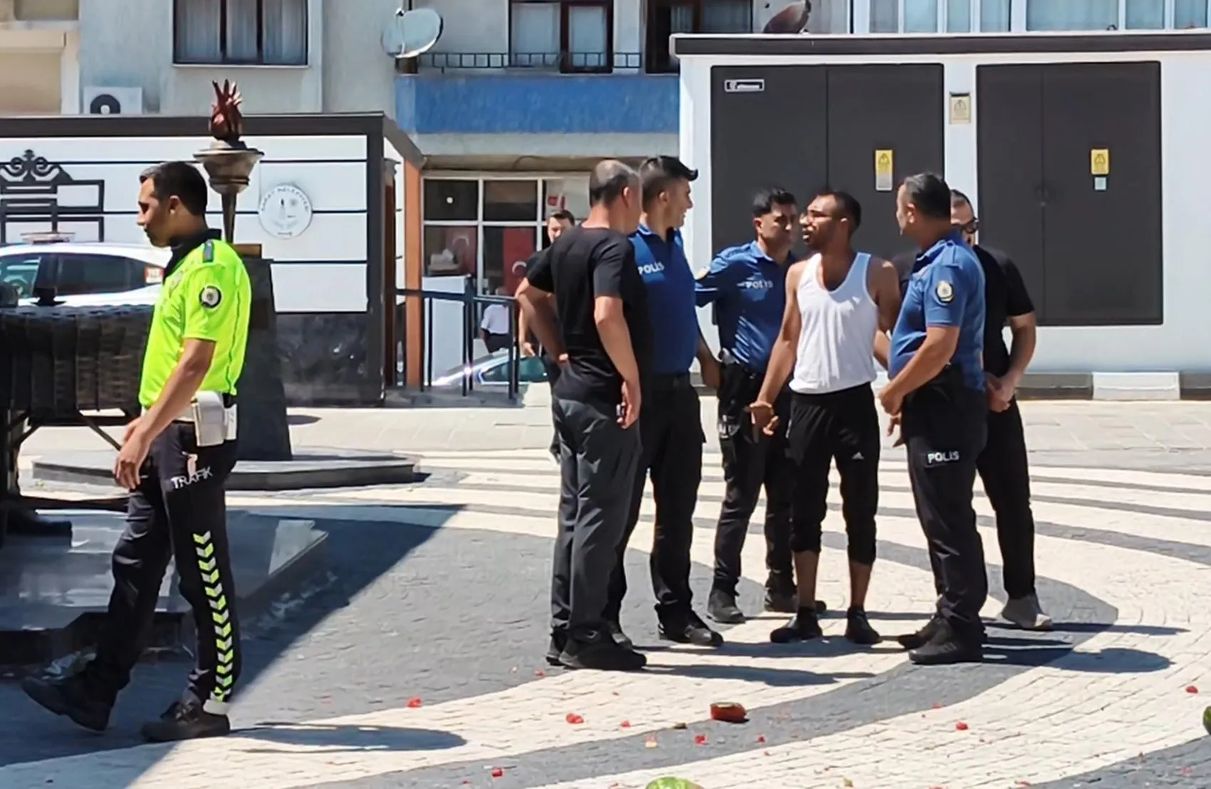 Tekirdağ'da seyyar satıcı belediye önünde karpuzları parçaladı