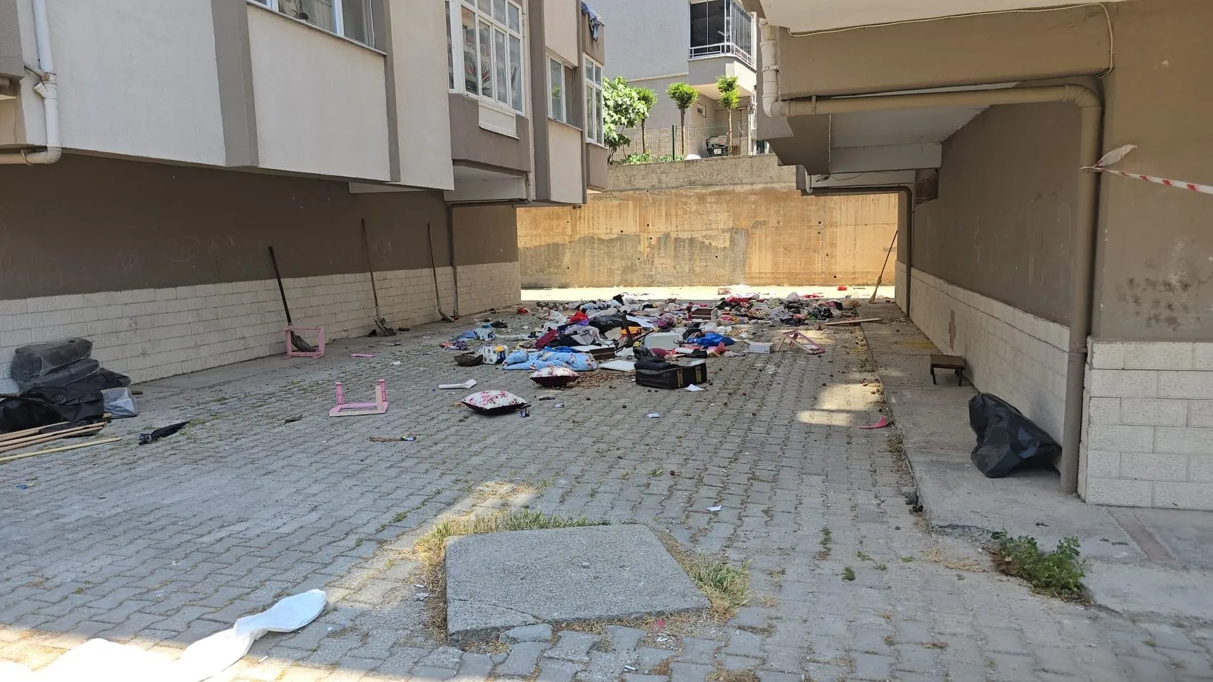 Bursa'da çöp eve dönüşen dairede mahsur kalan yaşlı adam kurtarıldı