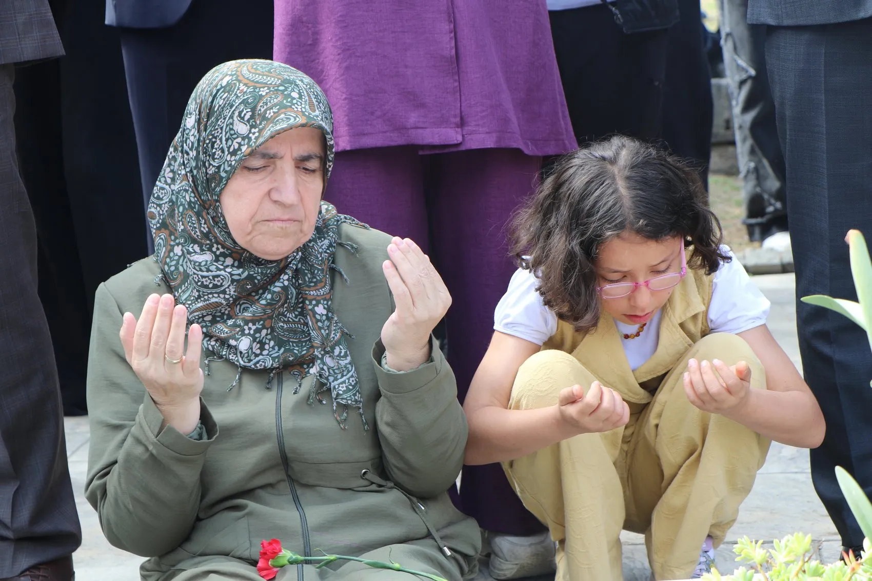 8 yaşındaki Elif hiç tanımadığı şehit dayısını ziyaret etti