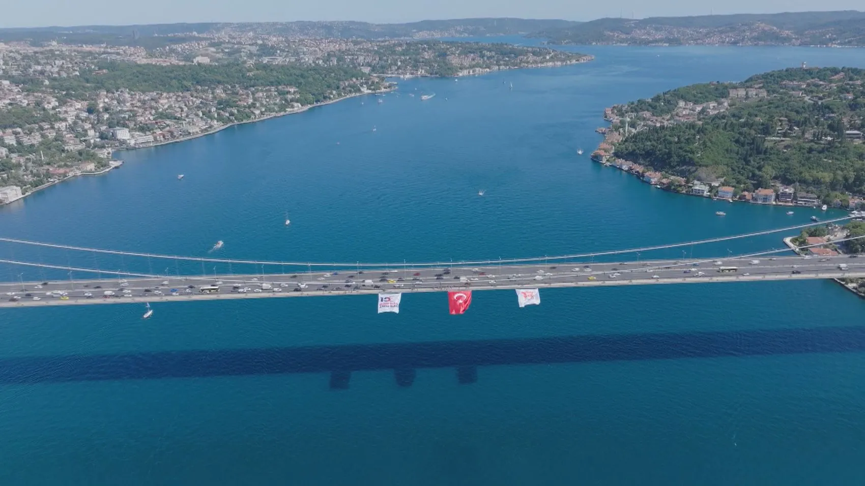 İstanbul’un üç köprüsü 15 Temmuz için Türk bayraklarıyla donatıldı