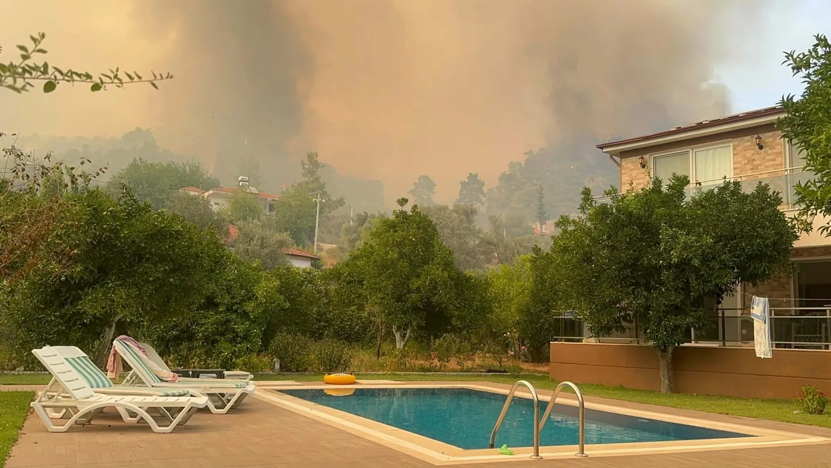 Fethiye’de orman yangını evlere sıçradı