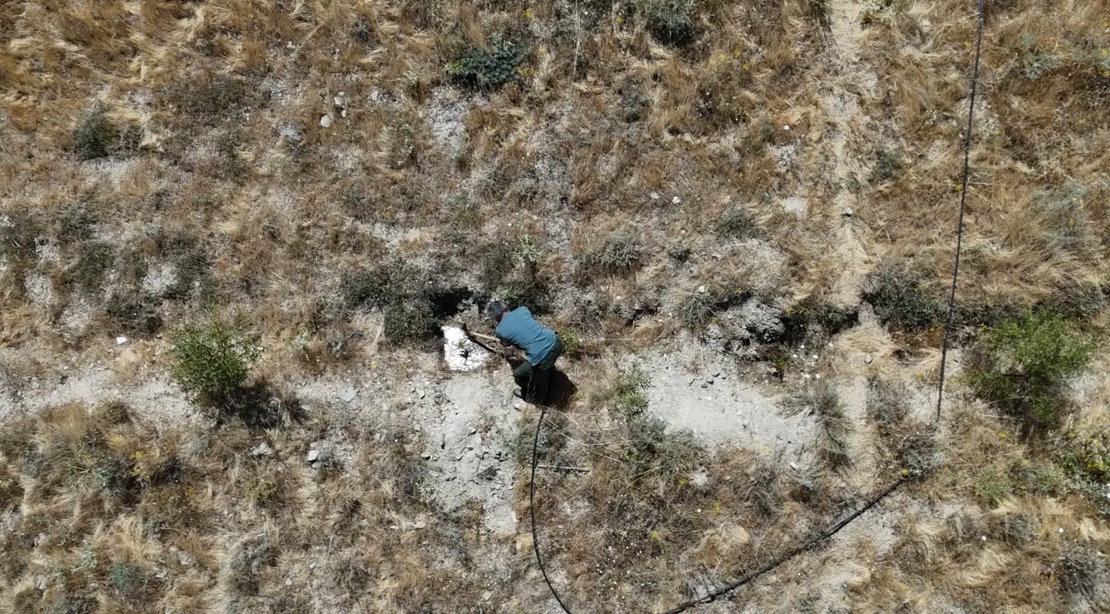 Şehit oğlunun hatıra ormanını kendi elleriyle büyütüyor