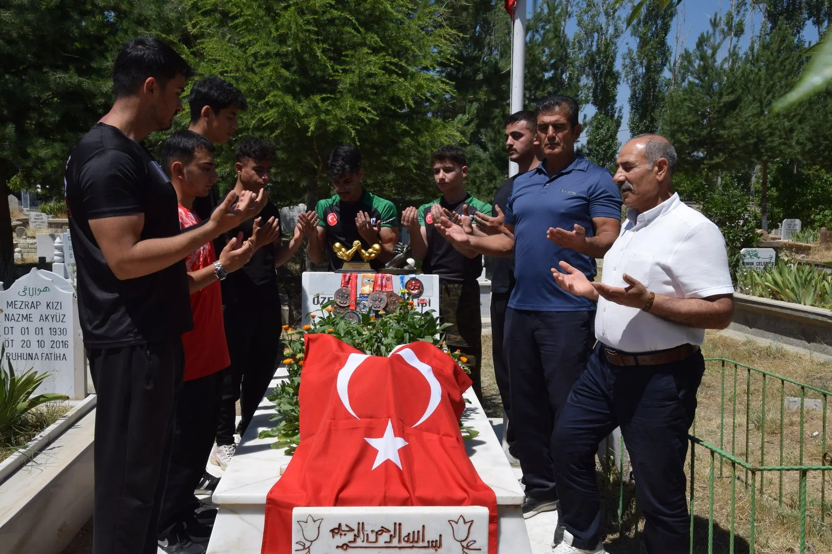 Şampiyonlardan şehit polisin mezarına madalyalı vefa ziyareti